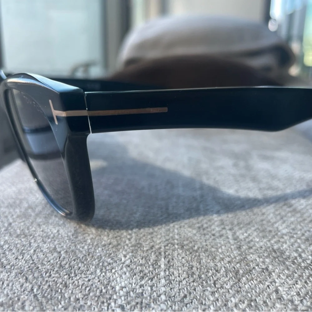 Tom Ford Kendal TF1076 Sunglasses in Black 52mm w/ Case - Picture 9 of 10